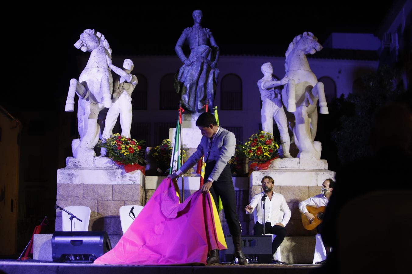 Homenaje a Manolete en el barrio torero de Santa Marina, en imágenes