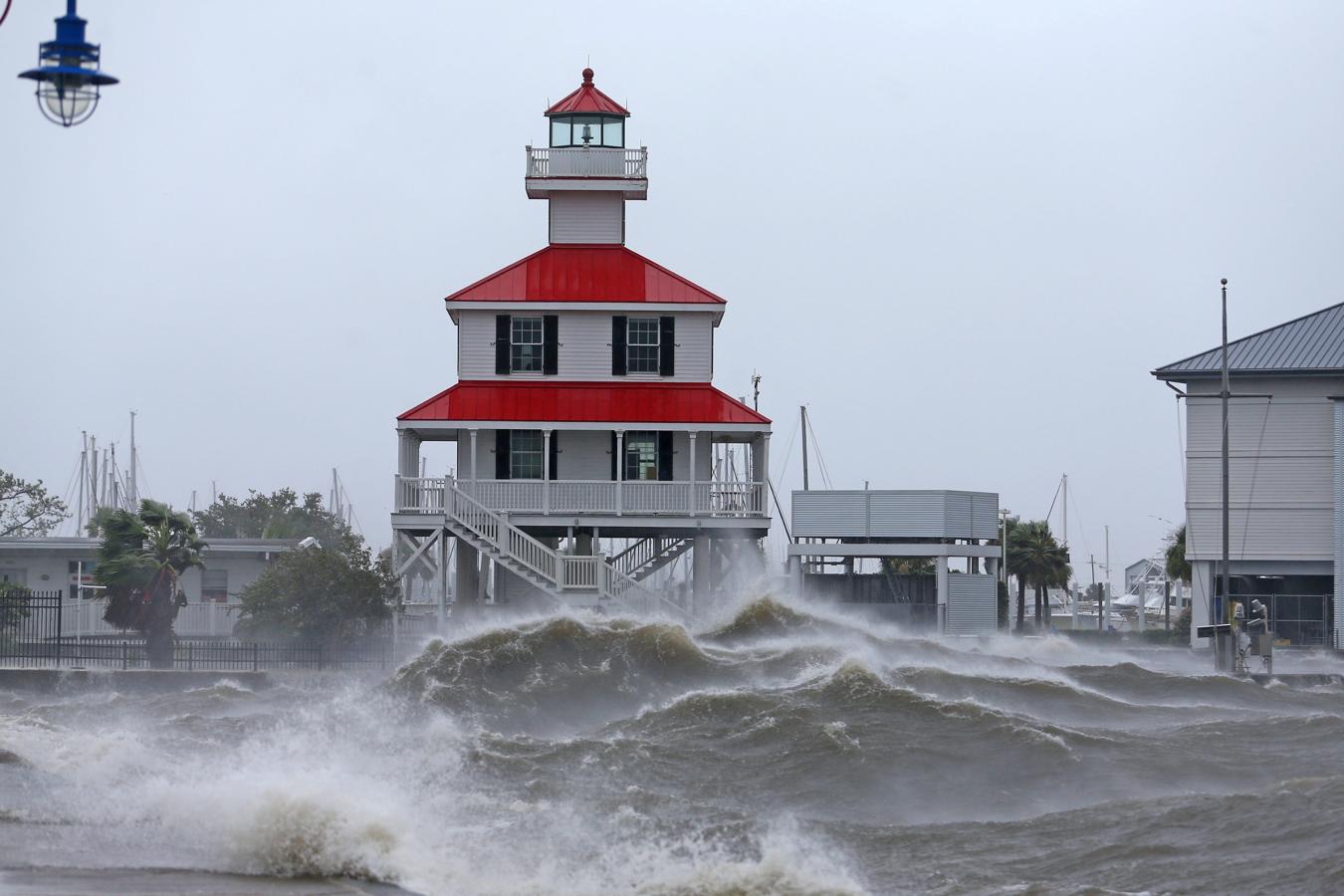 Las olas alcanzan varios metros de altura en Lake Pontchartrain. 