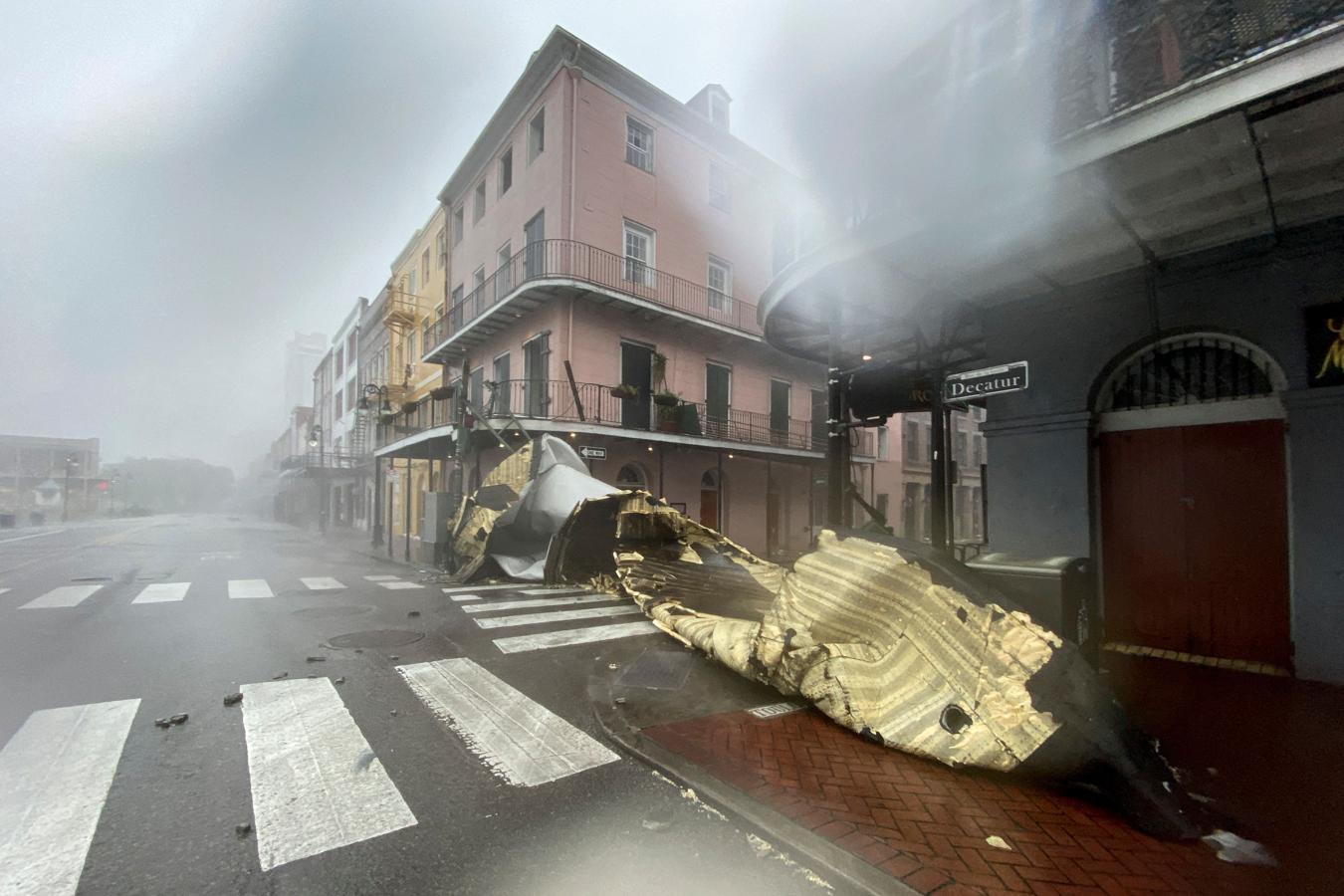 Los techos de los edificios, arrancados por las fuertes ráfagas de viento. 