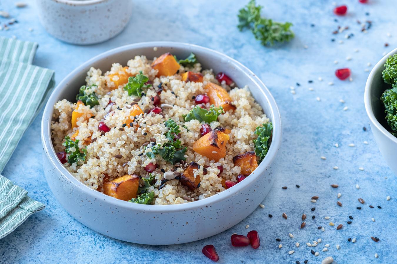 Quinoa. La quinoa aporta más vitaminas y minerales que cereales como el trigo, la cebada o el arroz. Es rica en hidratos de carbono de bajo índice glucémico y en fibra dietética, y también, claro, en magnesio. Por cada 100 gramos de alimento, 210 miligramos son de este elemento, tal como indica la Bedca.