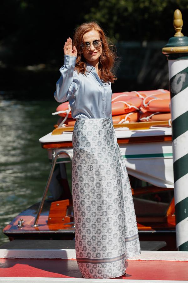 Isabelle Huppert. La actriz escogió un elegante conjunto de falda larga y blusa, ambas prendas en un sofisticado y elegante tejido satinado.