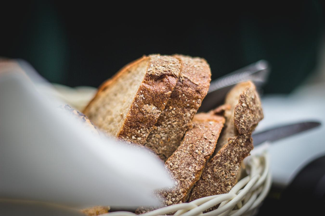 Pan de molde. El pan de molde es un alimento complicado que eliminar de nuestra alimentación. Por ello, es mejor intentar optar por panes con harinas integrales o de masa madre y olvidarnos del pan blanco, mucho menos saludable.