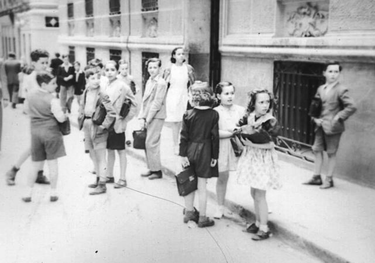 1944: Charlando con los compañeros antes de comenzar las clases. 