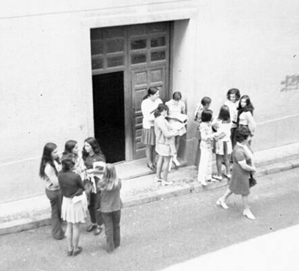 1972: Corrillos a la salida de clase. 