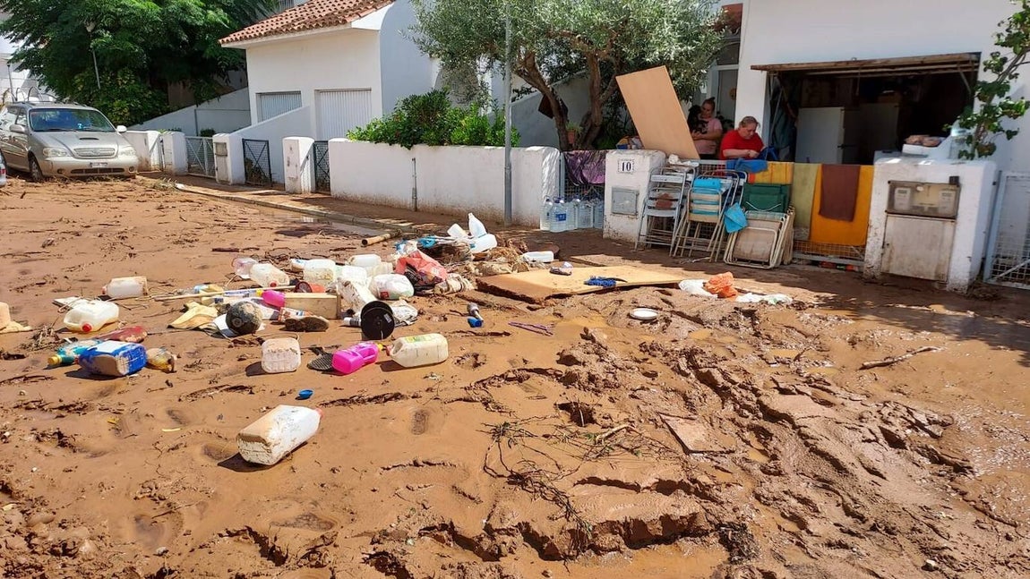 El temporal de lluvia deja Alcanar (Tarragona) con vías y coches destrozados. 