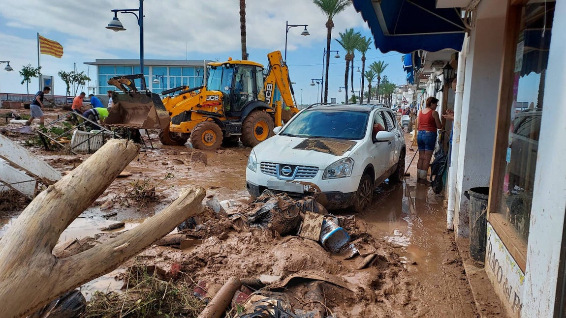 El temporal de lluvia deja Alcanar (Tarragona) con vías y coches destrozados. 