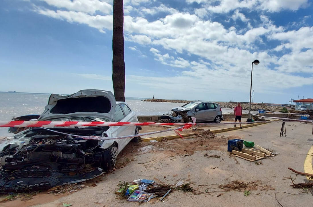 El temporal de lluvia deja Alcanar (Tarragona) con vías y coches destrozados. 