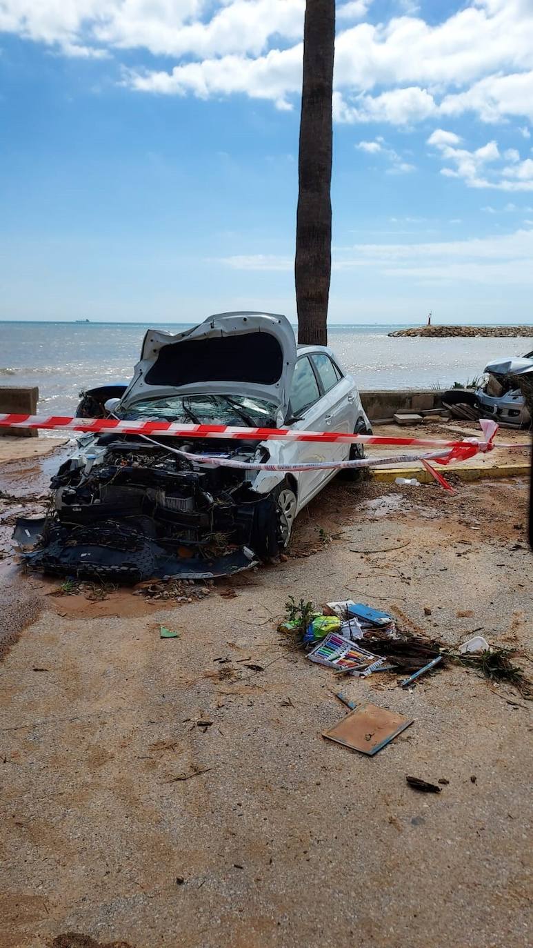 El temporal de lluvia deja Alcanar (Tarragona) con vías y coches destrozados. 