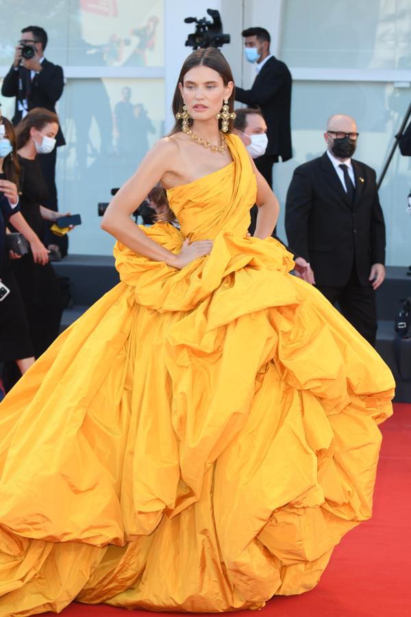 Bianca Balti, en el Festival de cine de Venecia 2021. Con un voluminoso vestido amarillo de Dolce &amp; Gabbana.