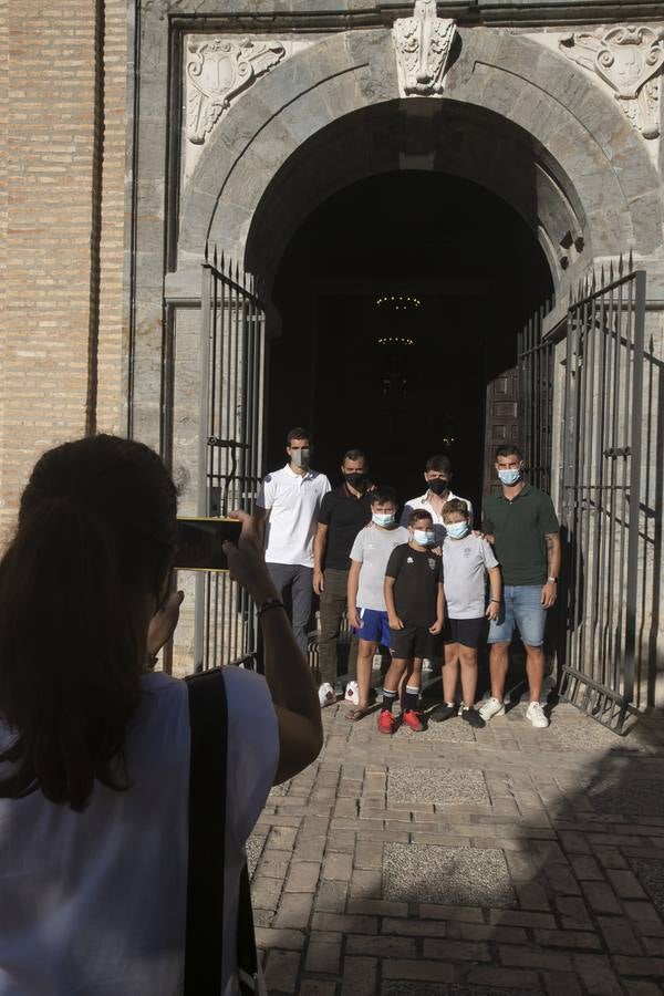 La ofrenda floral del Córdoba CF a San Rafael y la Fuensanta, en imágenes