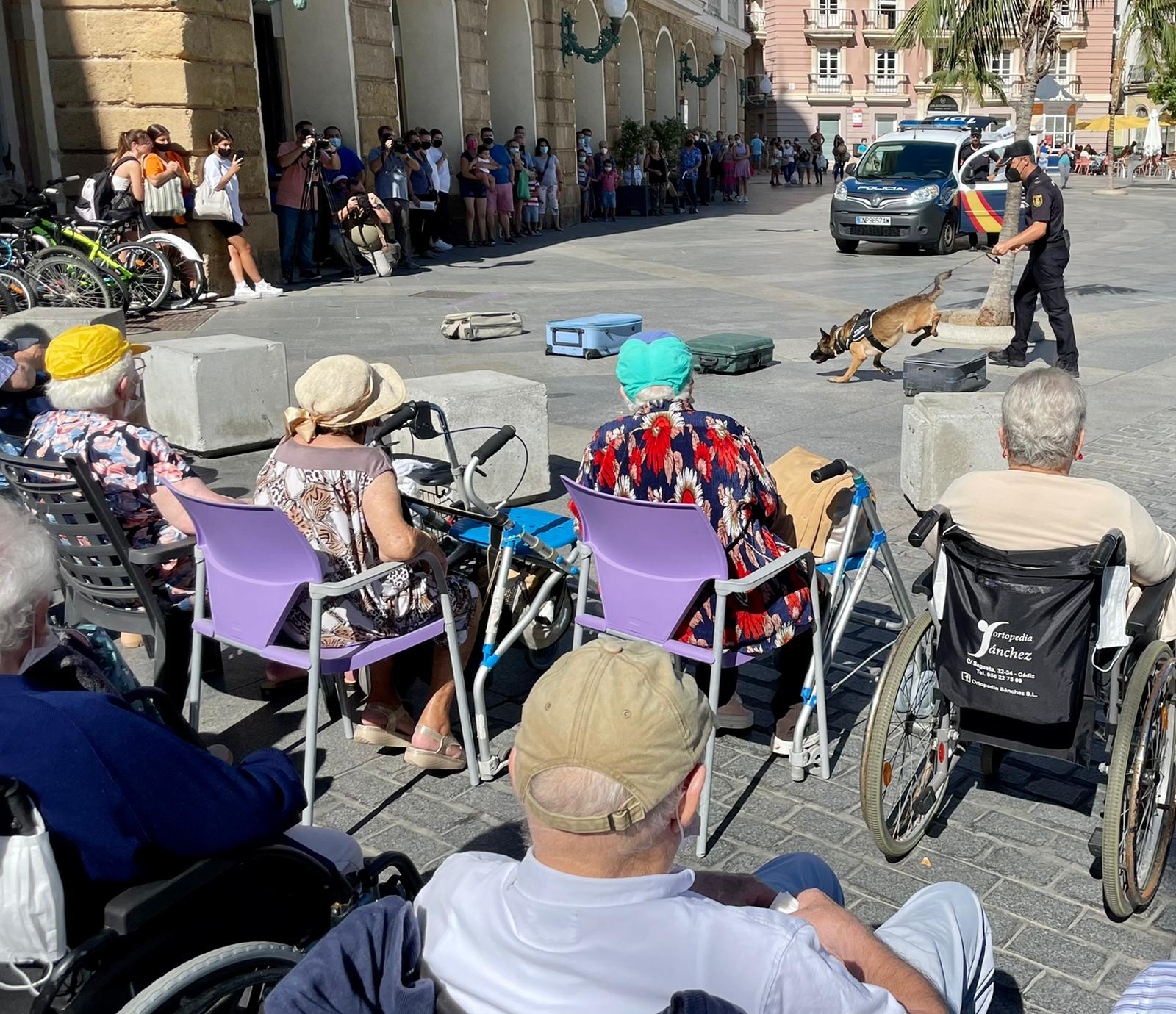 En imágenes: Exhibición policial para mayores de la Residencia Fundación Geron en la Plaza de San Juan de Dios