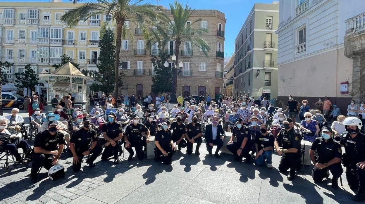 En imágenes: Exhibición policial para mayores de la Residencia Fundación Geron en la Plaza de San Juan de Dios