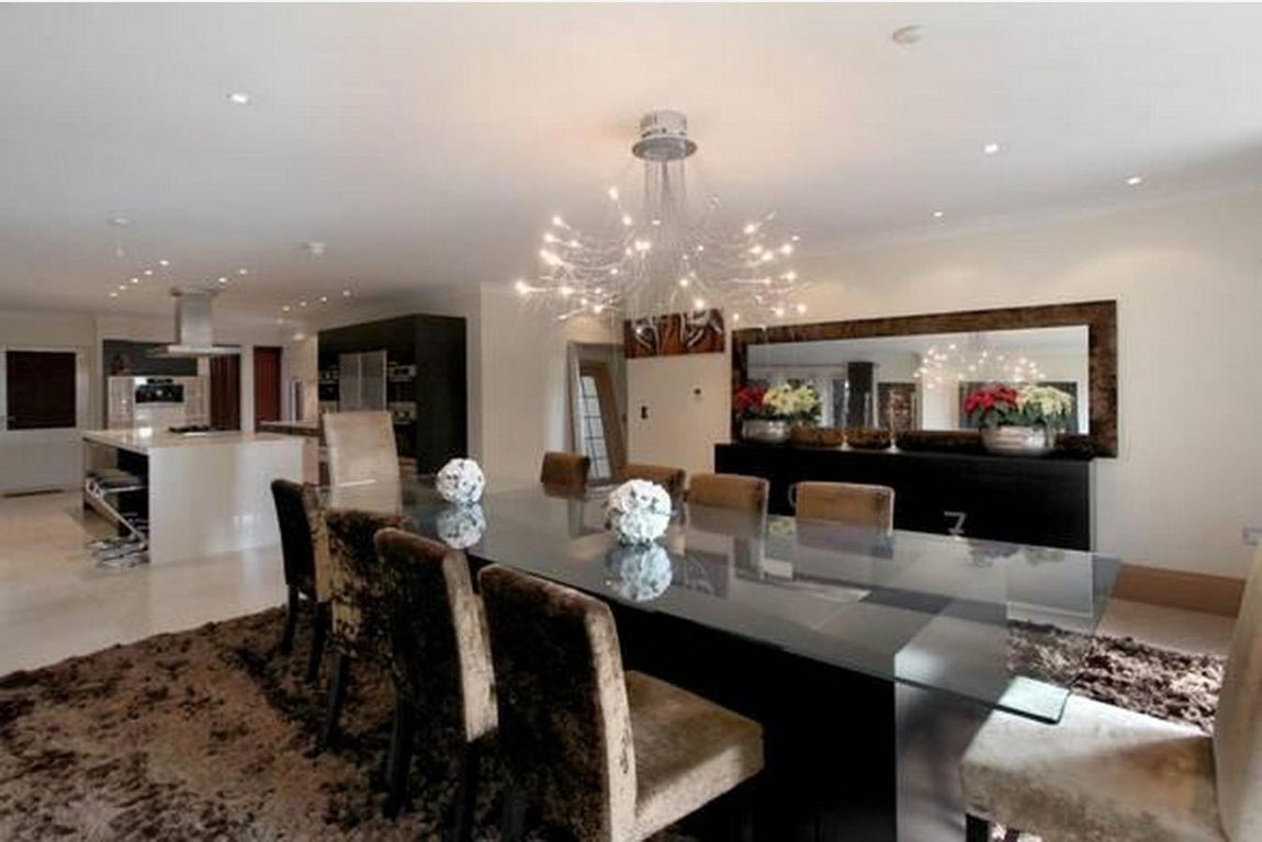 La mansión que Cristiano tenía en Mánchester. En las estancias principales predominaban los espacios abiertos que, sumados a las paredes en tonos claros y amplios ventanales  contribuían a que se viese más amplia y luminosa.