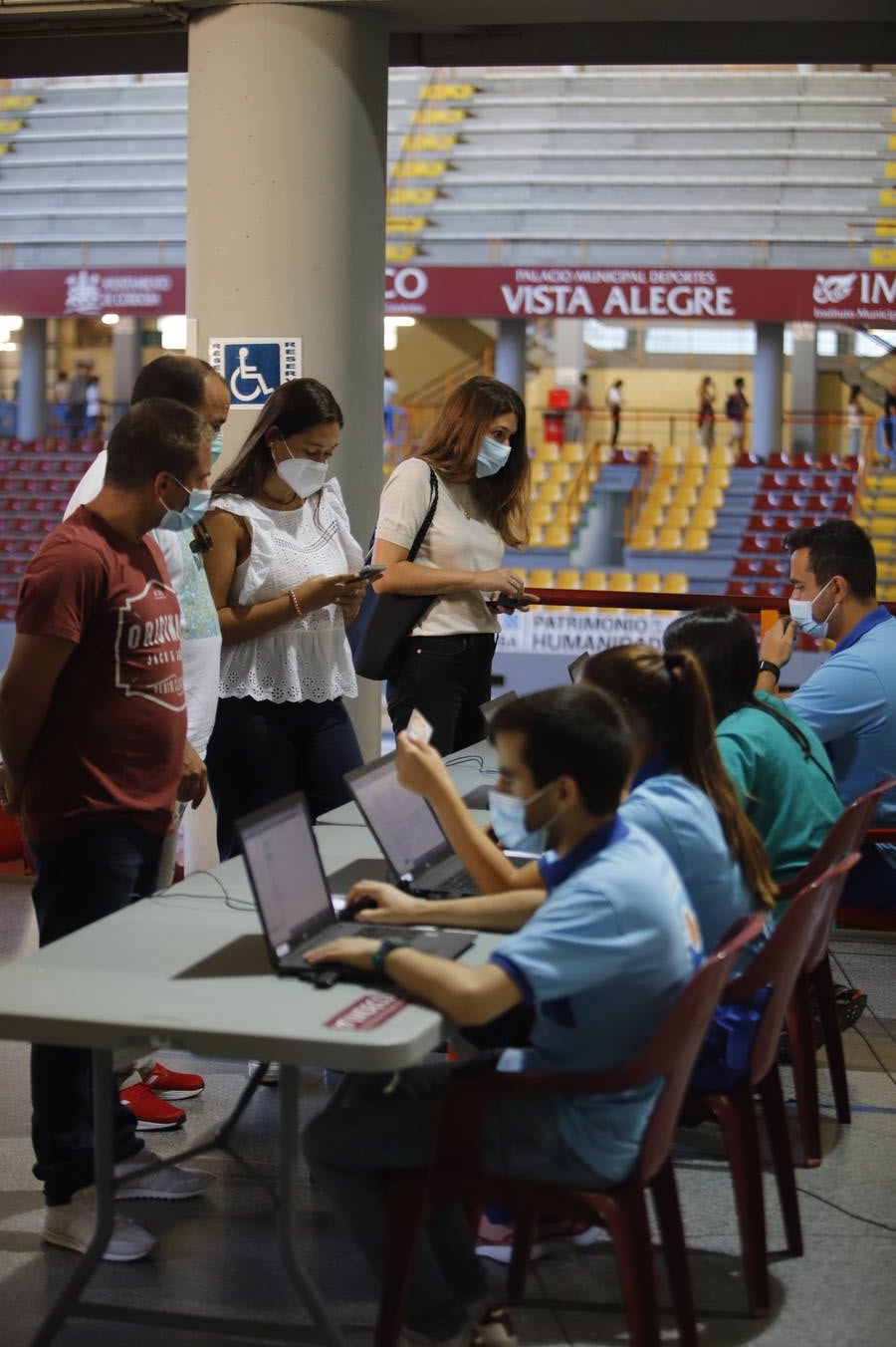 Vacunación exprés Covid en Córdoba para los rezagados, en imágenes