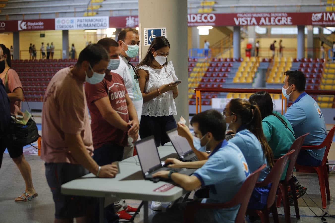 Vacunación exprés Covid en Córdoba para los rezagados, en imágenes