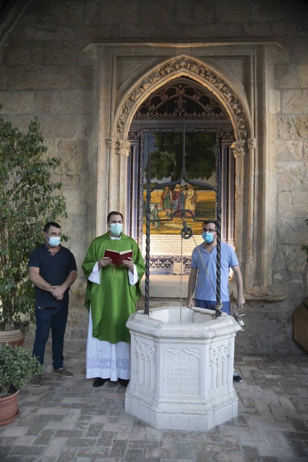 La bendición del agua del Pocito de la Fuensanta de Córdoba, en imágenes