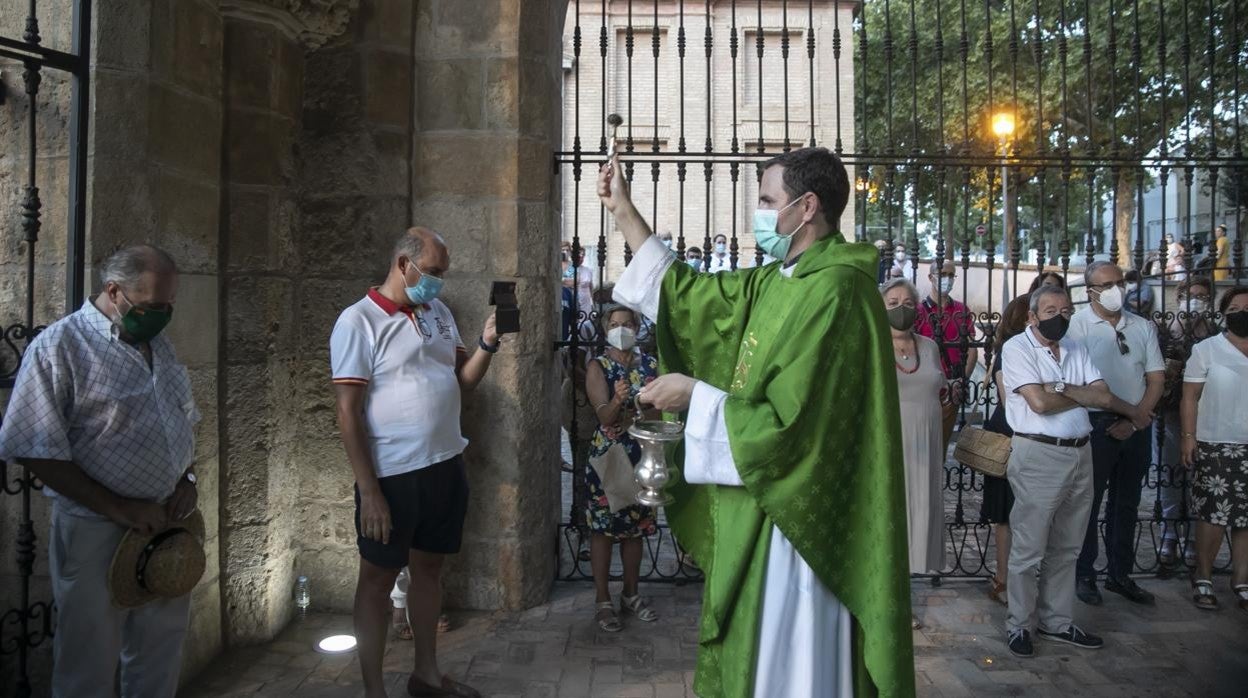 La bendición del agua del Pocito de la Fuensanta de Córdoba, en imágenes