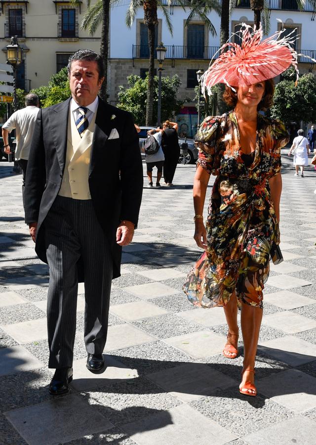 Borja Pardo y Pilar Benítez. Fue otra de las invitadas que eligió el estampado de flores con un vestido midi vaporoso en tonos tierra cuya falda estaba cruzada con mucho movimiento.