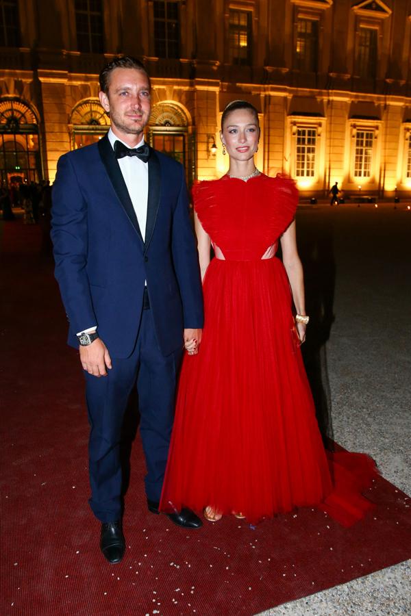 Beatrice Borromeo y Pierre Casiraghi - Look de noche. Por la noche lo dio todo al rojo con un voluminoso vestido de tul rojo, también de Dior, cuyo escote simulaba la forma de un corazón e incluí dos grandes aberturas laterales.