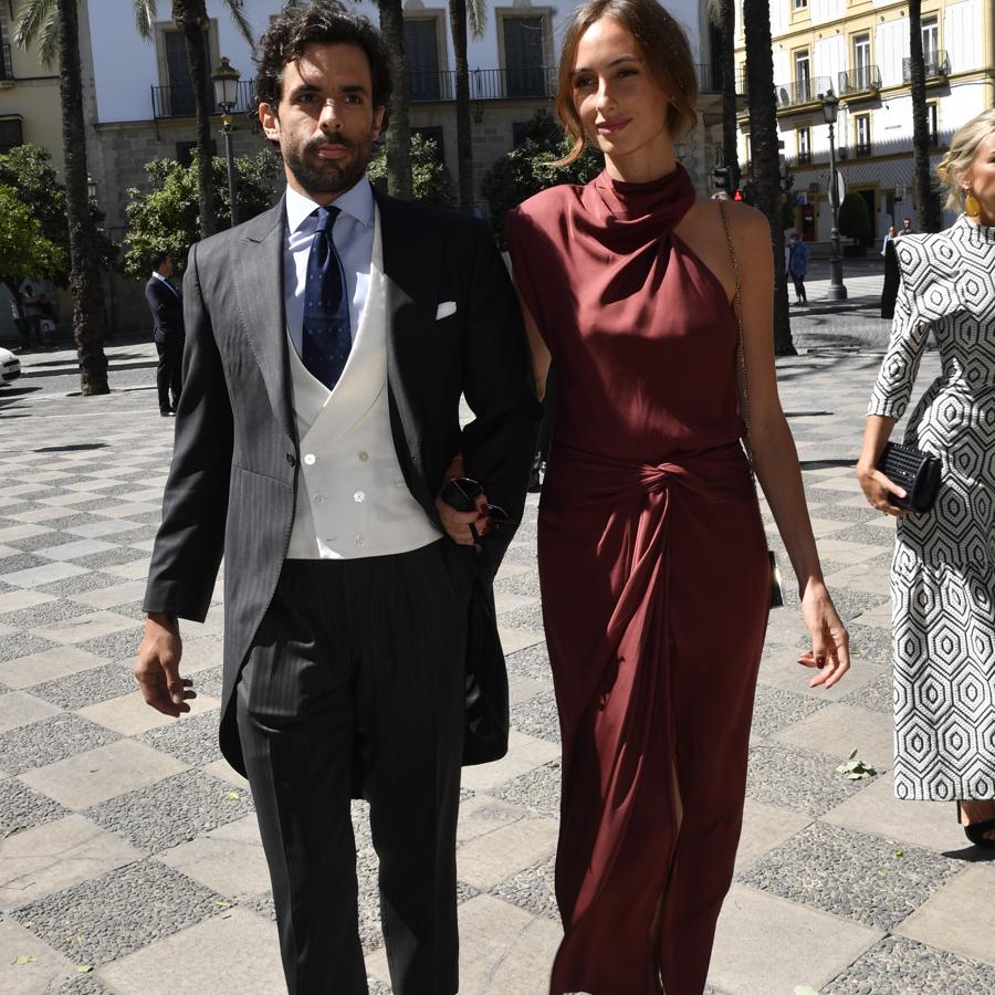 Renata Collado y Alonso Aznar. Fue otra de las invitadas que se decantó por el marrón, aunque con un diseño con unas líneas completamente diferentes. Un vestido satinado con escote halter asimétrico y un nudo central en la falda que le aportaba un extra de movimiento.