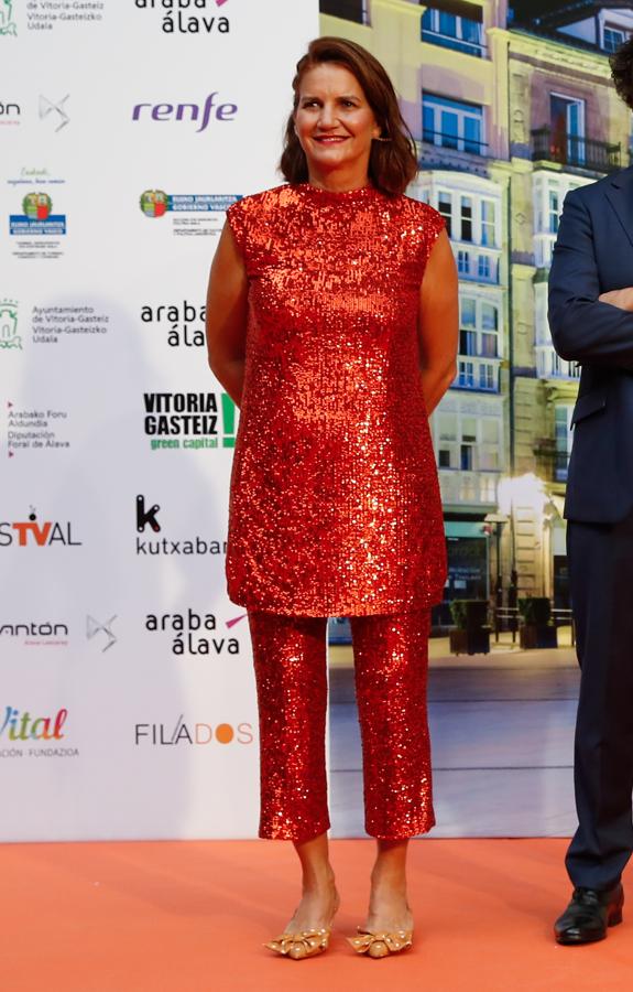 Samantha Vallejo-Nágera - Los mejores looks de la clausura del Festival de Vitoria. Atrevida y colorida con un conjunto de lentejuelas rojo compuesto de unos pantalones capri y plusa oversize con manga sisa de Pedro del Hierro que combinó con unos salones de tacón bajo con mostazaa con estampado de lunares.