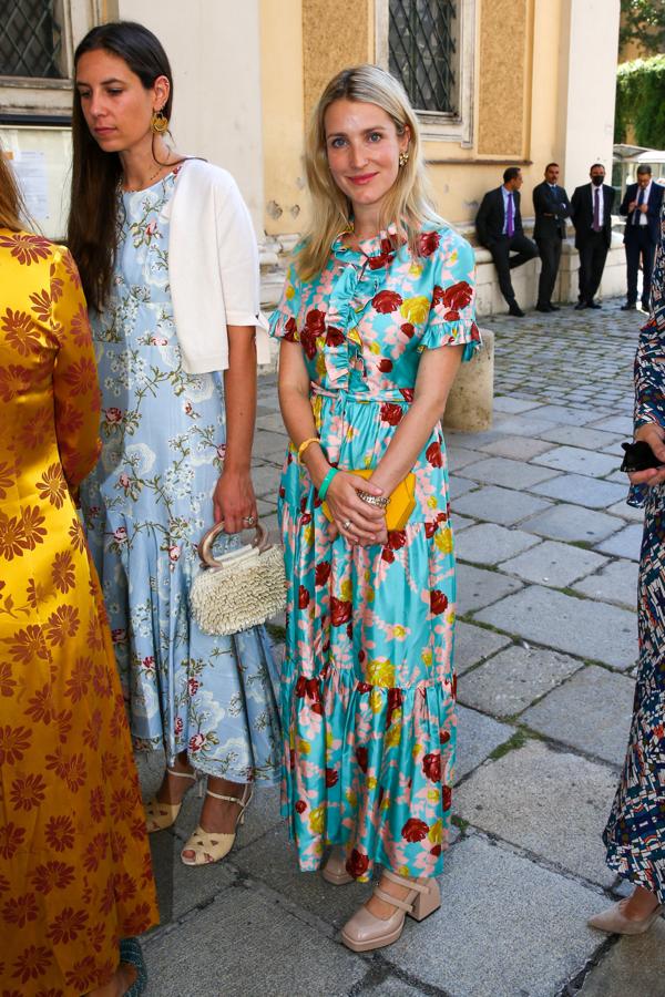 Tatiana Santo Domingo y Ekaterina de Hannover - Look de día. La mujer de Andrea Casiraghi llevó un vestido midi con volantes y estampado de flores y lo combinó con unas sandalias vintage crema y un minibolso con flecos y asas metalizadas. Por su parte Ekaterina llevó un vestido tan colorido como el de Tatiana, en azul turquesa y con acabado satinado que poseía volantes en mangas, pecho y cintura.