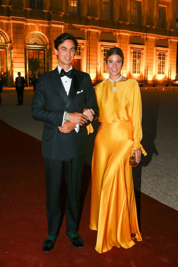 Inés de Cominges y François du Chastel - Look de noche. Para la noche también eligió un diseño muy colorido en satén dorado con unna falda vaporosa y cuerpo con mangas abullonadas y mucha caída que remató con un colgante con brillantes.