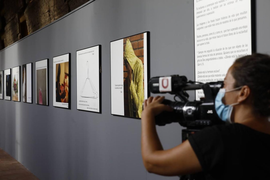 La muestra sobre la trata en El Patio de los Naranjos de Córdoba, en imágenes