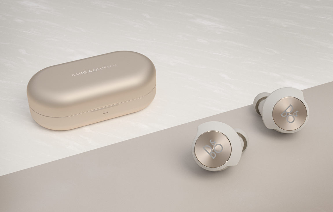Beoplay EQ. Con Cancelación Activa del Ruido Adaptativa, que eliminan eficazmente el ruido del entorno y permiten una inmersión total en el sonido distintivo de <a href="https://www.bang-olufsen.com/es/es/auriculares-intraaurales/beoplay-eq" target="_blank">Bang &amp; Olufsen</a>. Diseñados para disfrutar del lujo en el día a día, los auriculares combinan tecnología de vanguardia, comodidad y durabilidad con la máxima claridad en las llamadas gracias a la tecnología beamforming. Ofrecen hasta 20 horas reproducción incluyendo la carga en el estuche y 6,5 horas de tiempo de reproducción con ANC activado. Cuentan además con función de carga rápida durante 20 minutos y ofreciendo 2 horas más de reproducción. Precio: 399 euros.