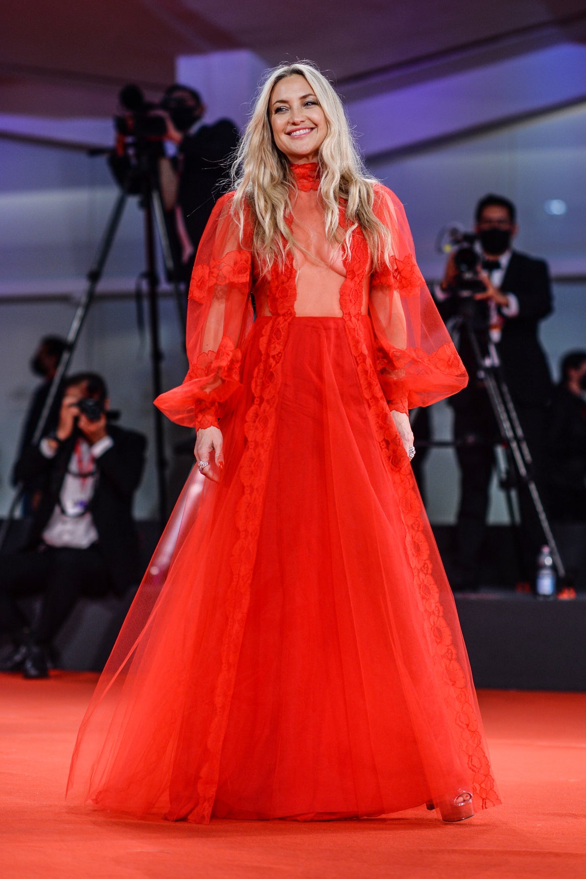 Kate Hudson, en el Festival de cine de Venecia 2021. Con un espectacular diseño de color rojo con transparencias de Valentino.