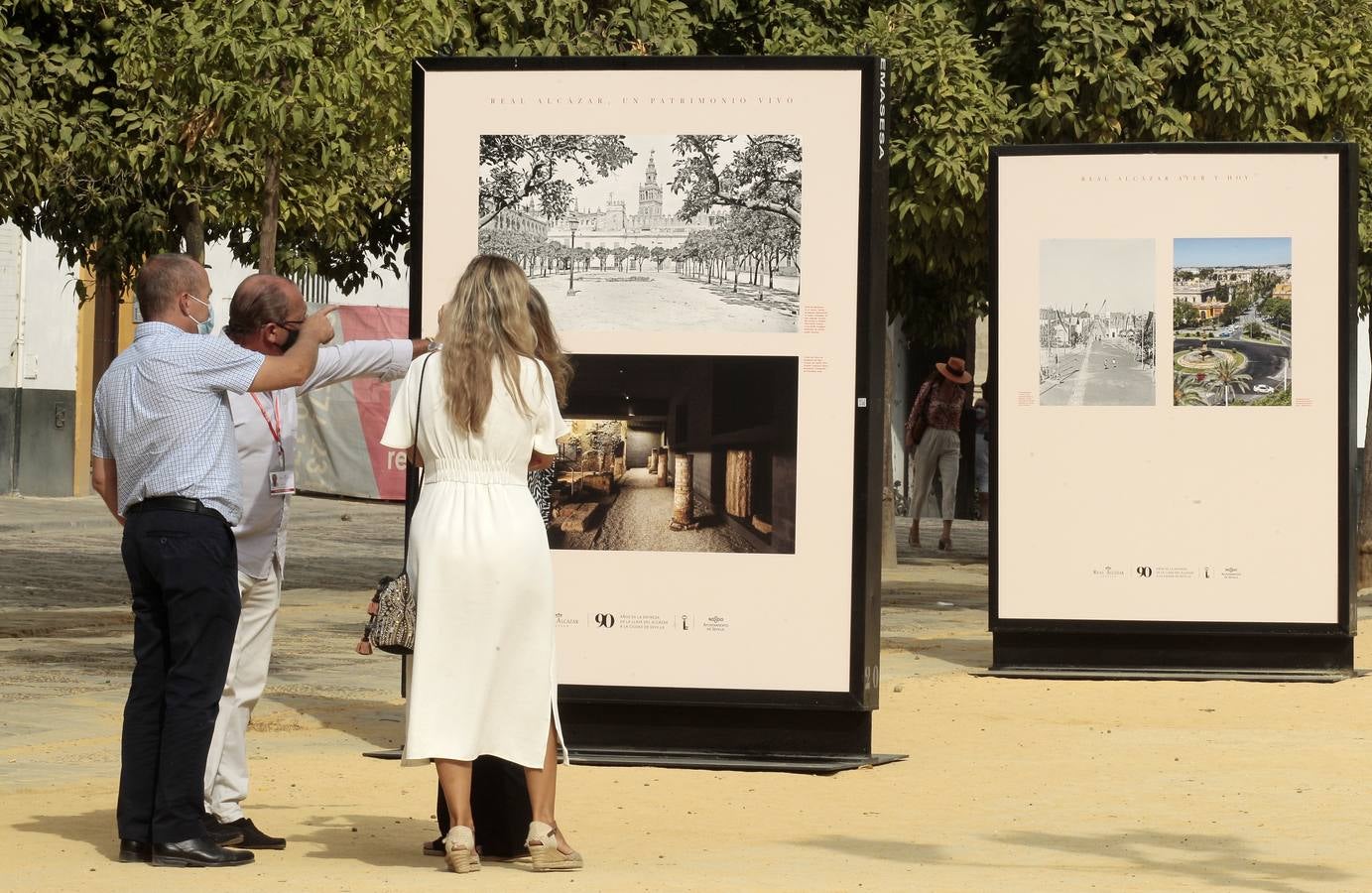 Inaugurada en el Patio de Banderas una muestra de fotos por los 90 años de la cesión del Alcázar a Sevilla