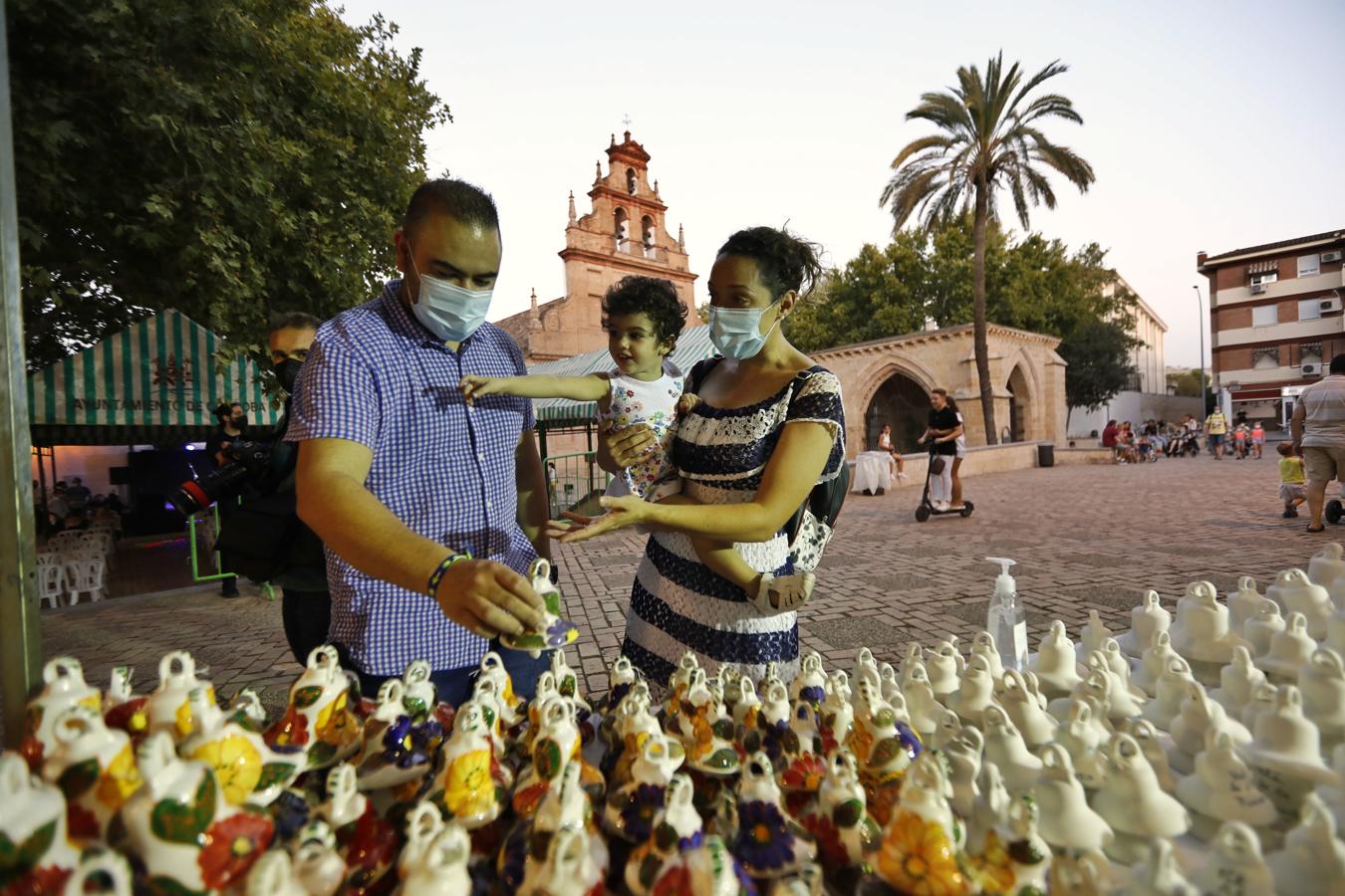 En imágenes, el gran ambiente de la víspera de la Velá pese a la pandemia