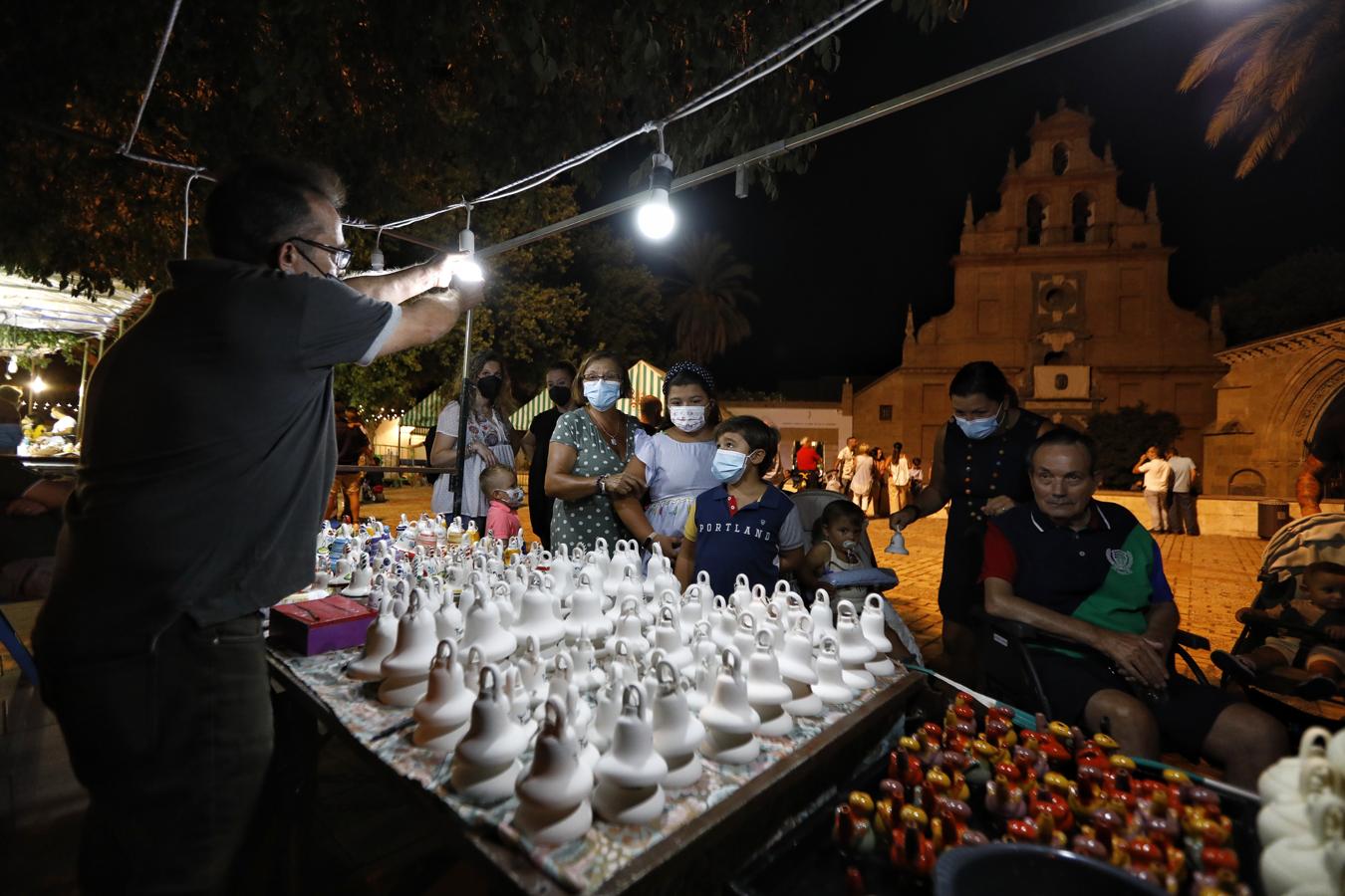 En imágenes, el gran ambiente de la víspera de la Velá pese a la pandemia