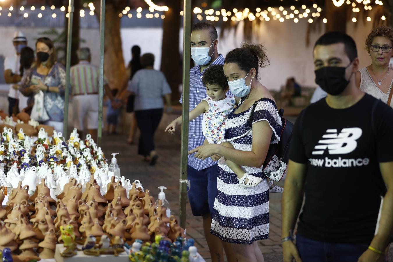 En imágenes, el gran ambiente de la víspera de la Velá pese a la pandemia