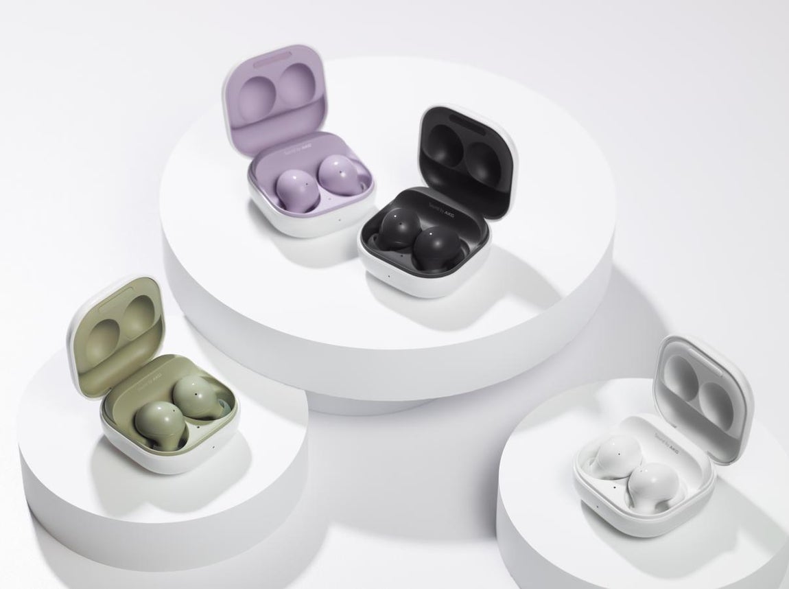 Galaxy Buds2. Con un peso de 5 gramos cada uno, los <a href="https://www.samsung.com/es/audio-sound/galaxy-buds/galaxy-buds2-graphite-sm-r177nzkaphe/" target="_blank">nuevos auriculares inalámbricos de Samsung</a> prometen la reproducción impecable de los graves mñas potentes y profundos hasta los agudos nítidos. Un sonido equilibrado y dinámico en un confortable diseño. Dos micrófonos detectan el sonido ambiente mientras la cancelación activa de ruido bloquea el sonido no deseado. El ruido de fondo puede reducirse hasta en un 98%. Cuentan con batería de hasta 5 horas y funda recargable. Precio: 149.89€