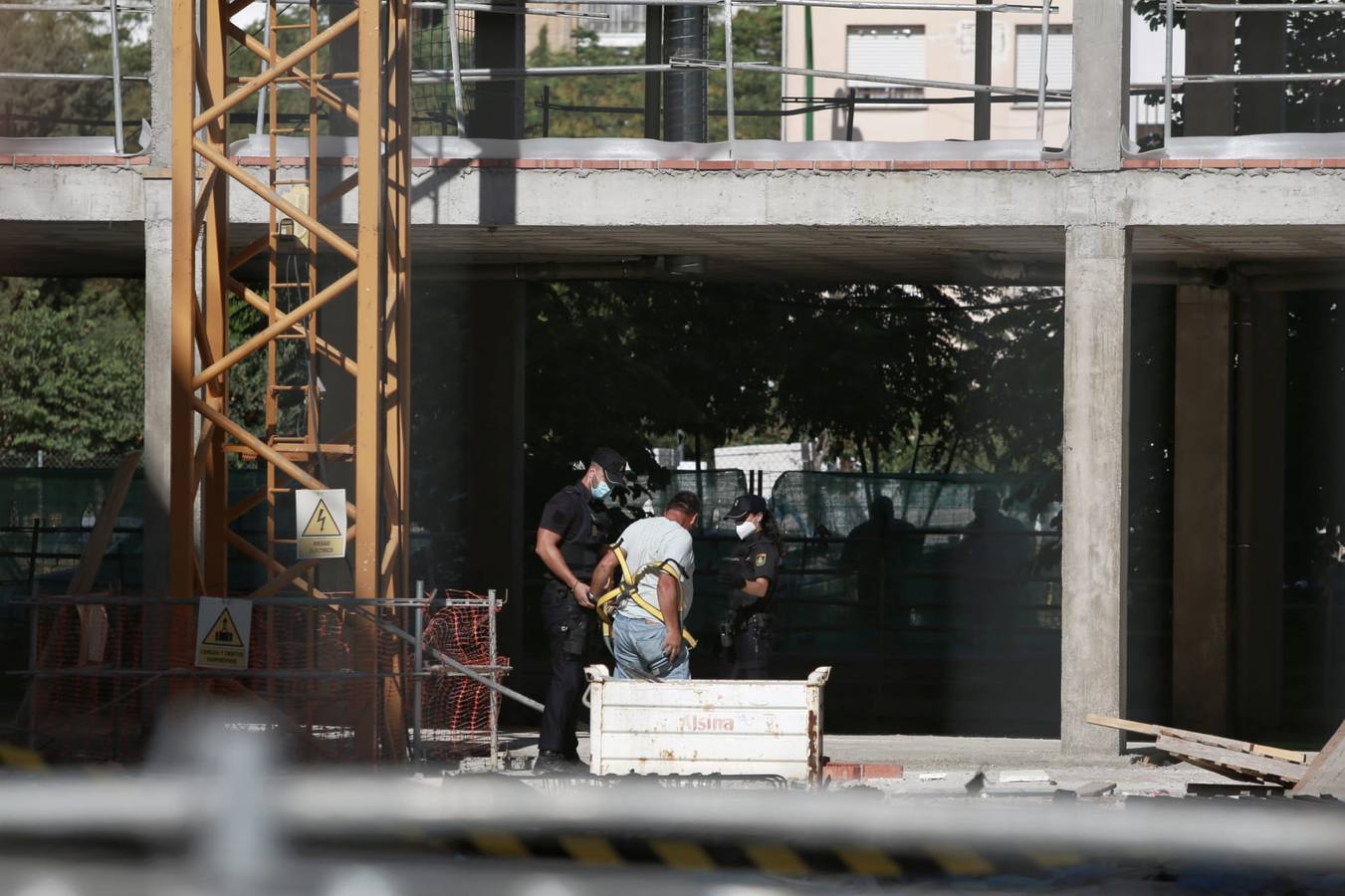 Un hombre se atrinchera en una grúa de construcción