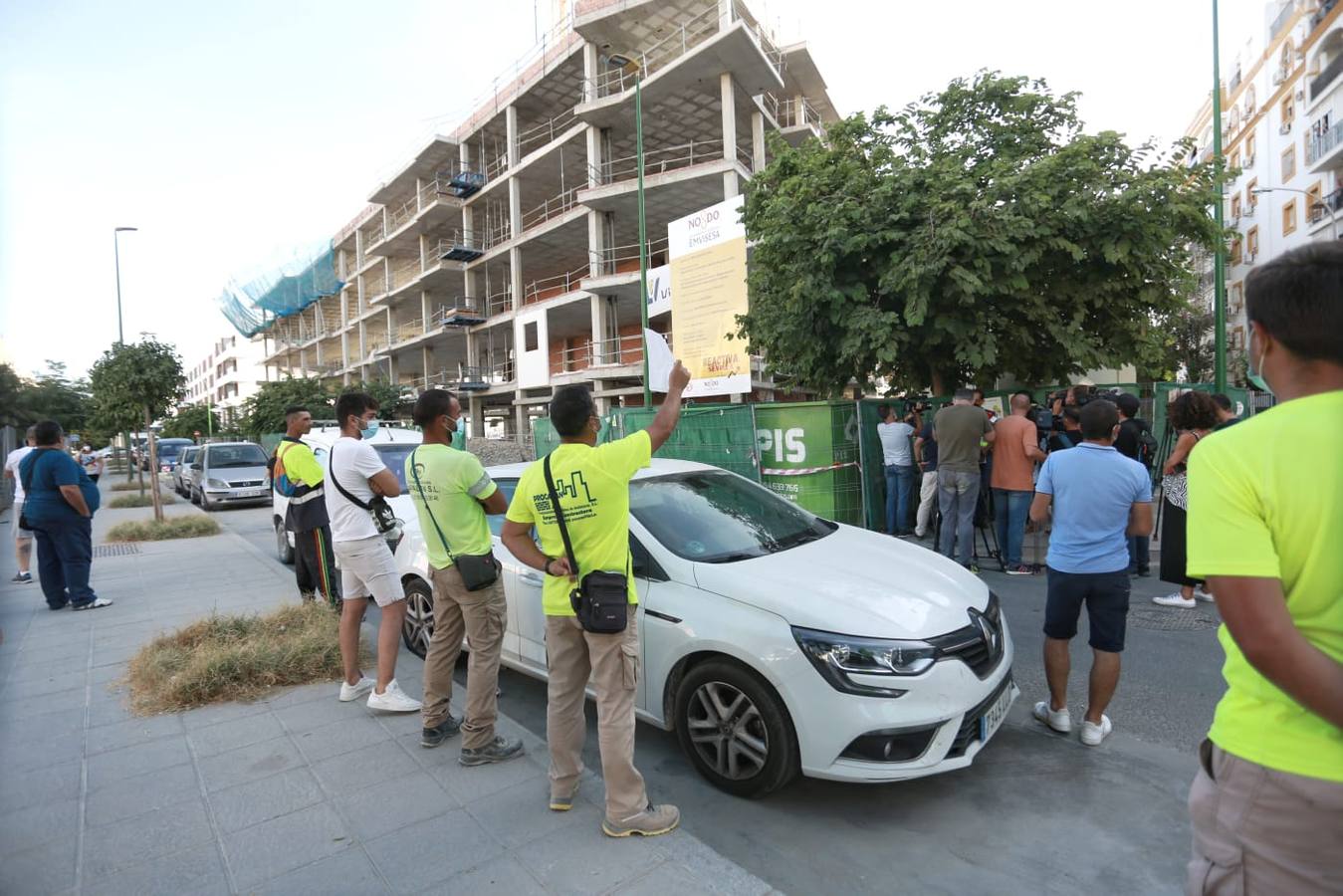 Un hombre se atrinchera en una grúa de construcción