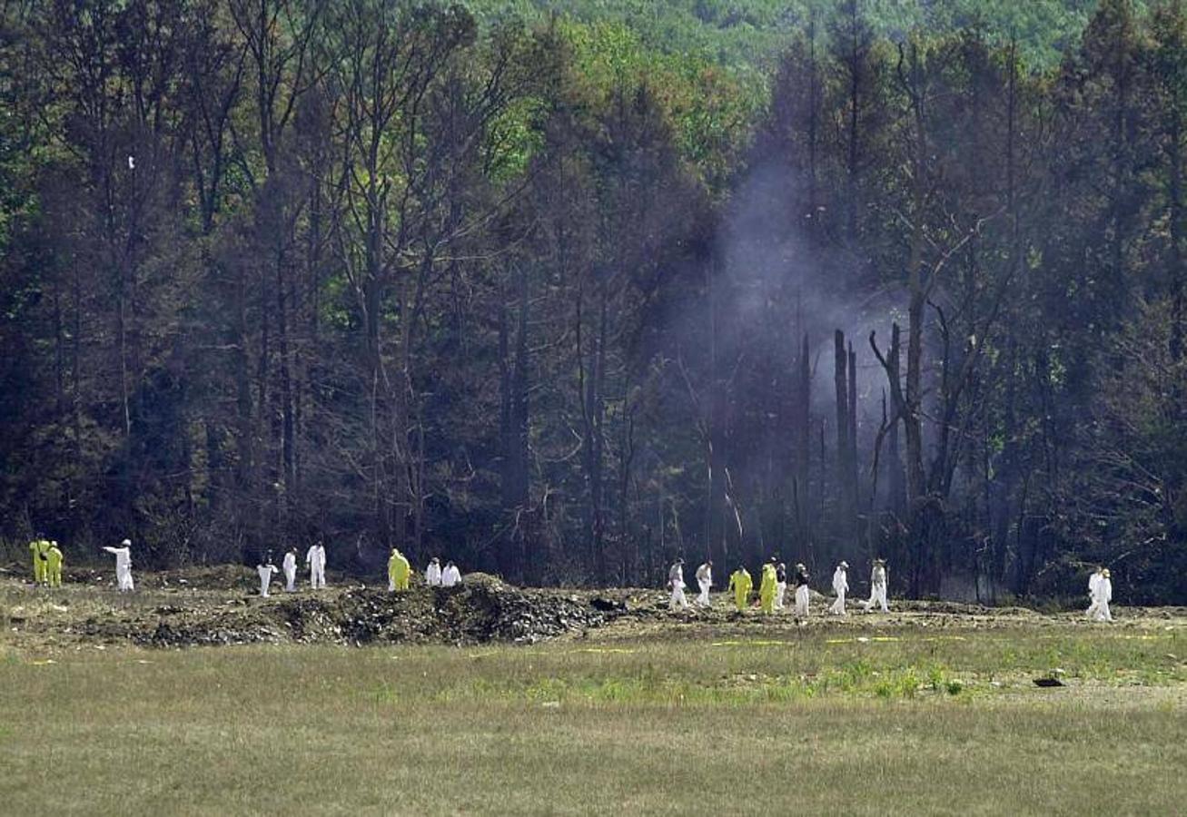 10:03: El vuelo 93 de United cae en un campo de Pensilvania. Los pasajeros forcejearon con los secuestradores durante unos agónicos minutos. La intención de los terroristas era estrellarse contra el Capitolio o la Casa Blanca unos diez minutos después.. 