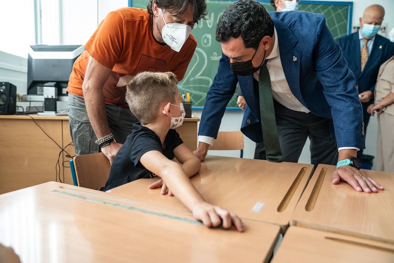 Fotogalería: Juanma Moreno en el inicio del curso escolar en Utrera