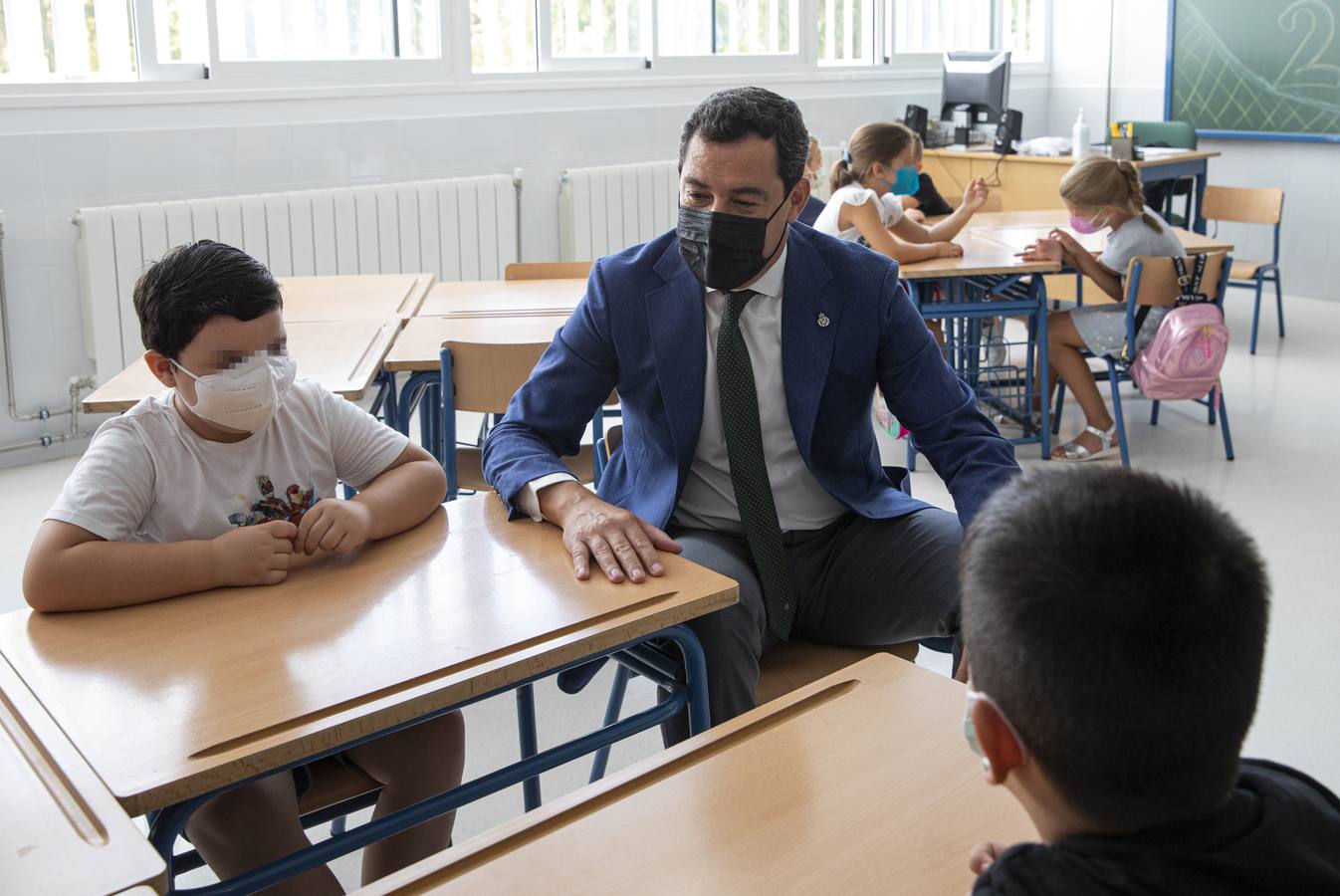 Fotogalería: Juanma Moreno en el inicio del curso escolar en Utrera