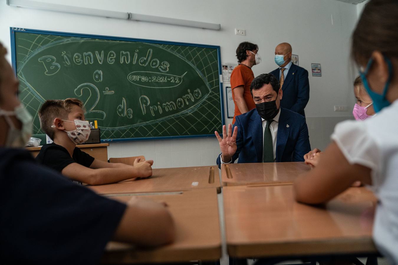 Fotogalería: Juanma Moreno en el inicio del curso escolar en Utrera