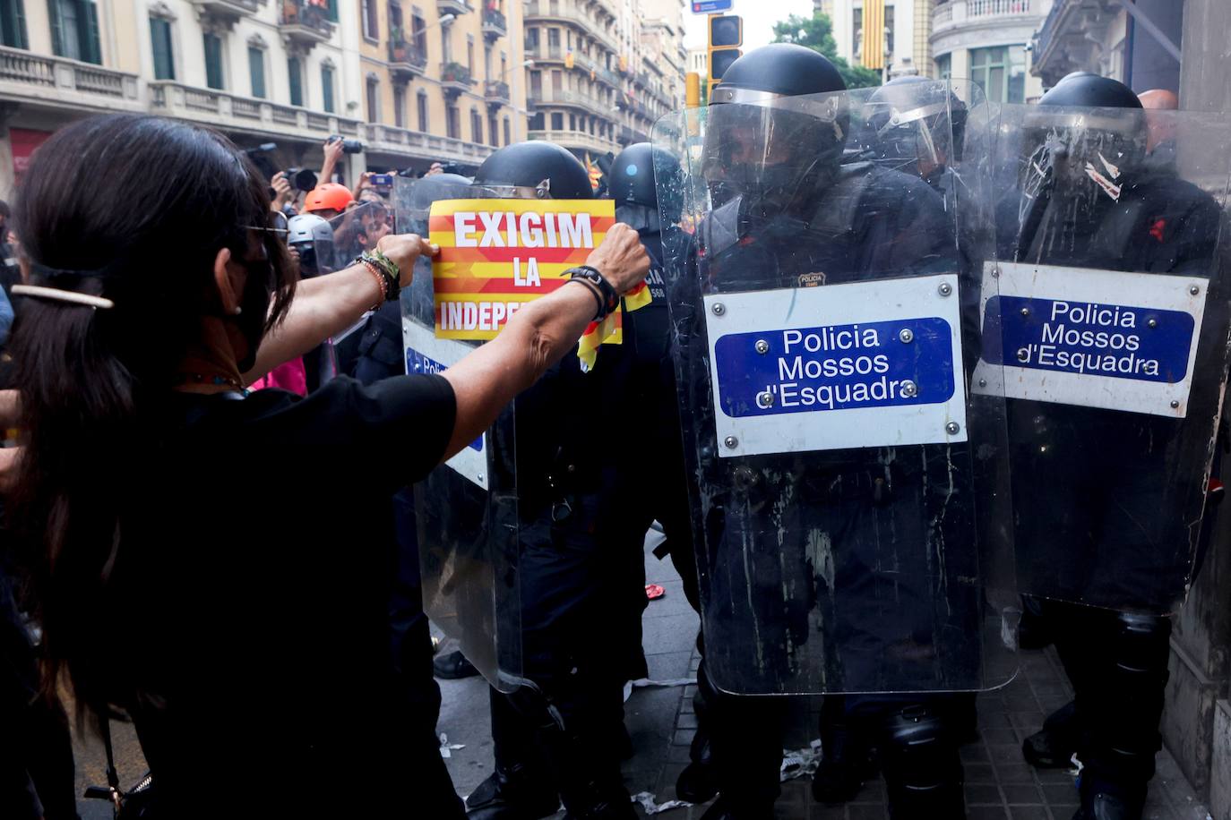 En imágenes: una Diada más, de la ofrenda floral a los disturbios