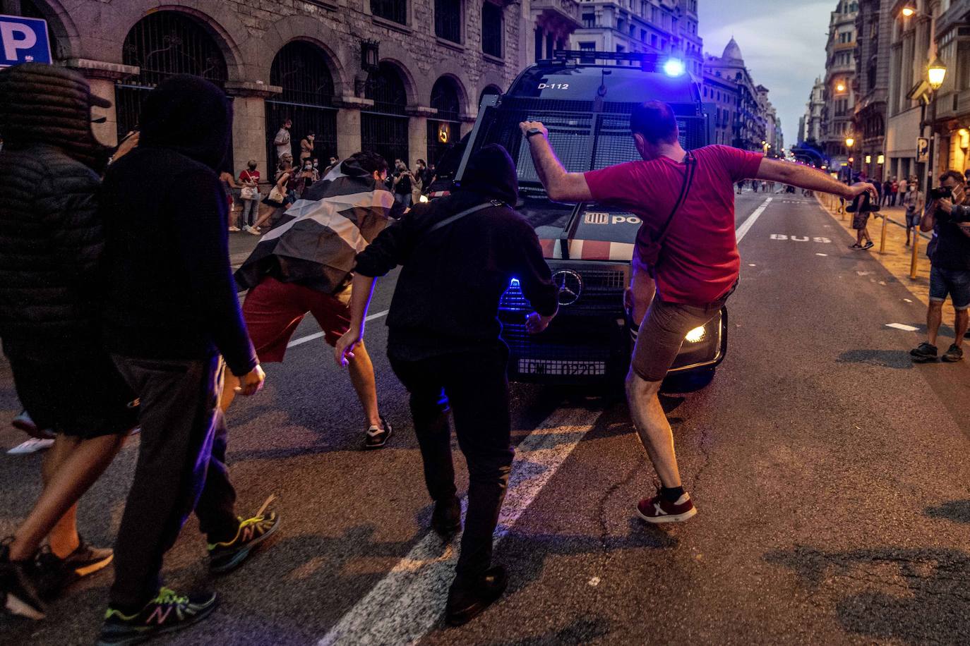 En imágenes: una Diada más, de la ofrenda floral a los disturbios