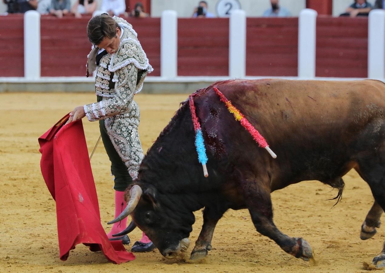 Cuatro orejas y debut con sobresaliente: Tomás Rufo toma la alternativa con nota