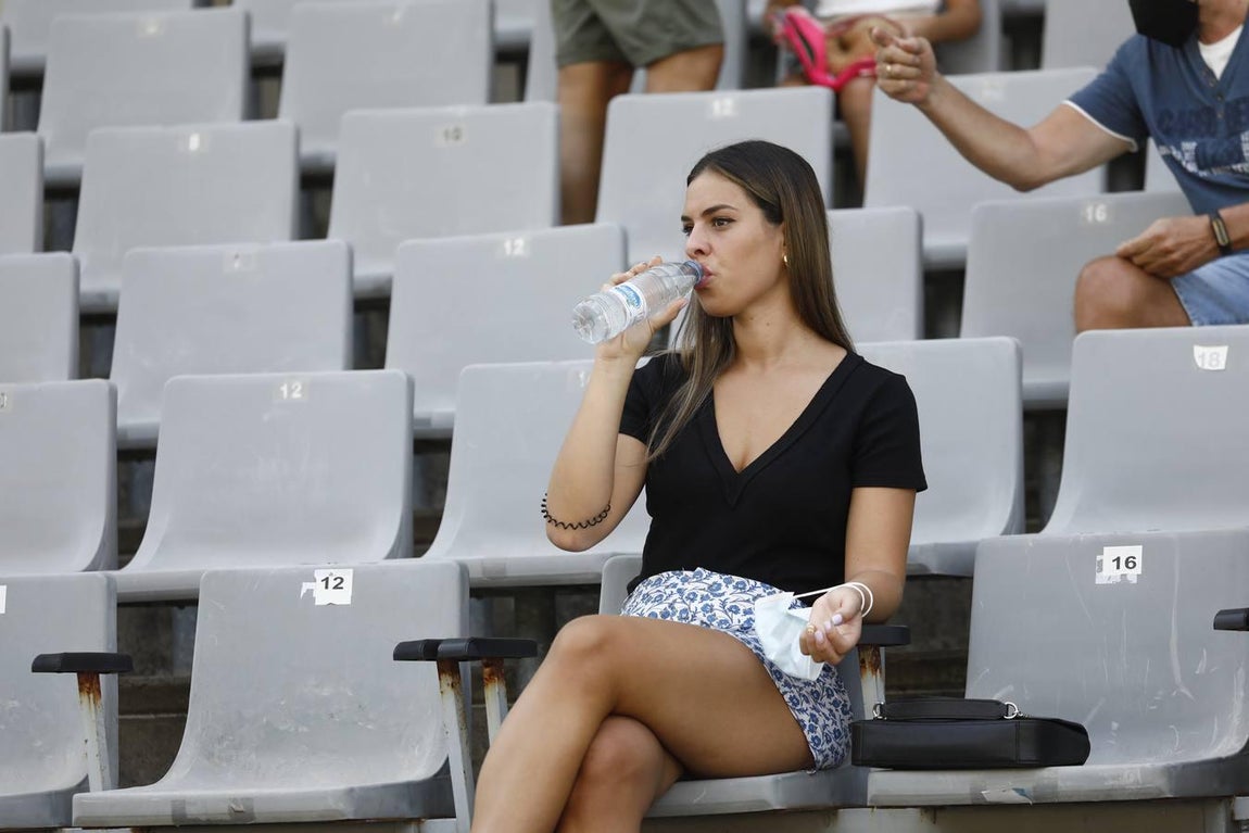 El regreso masivo del público a la grada del Arcángel en el Córdoba CF - Cádiz B, en imágenes