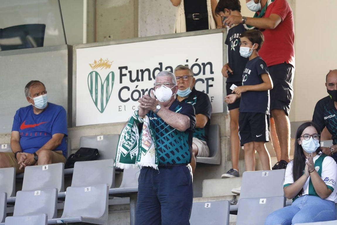 El regreso masivo del público a la grada del Arcángel en el Córdoba CF - Cádiz B, en imágenes