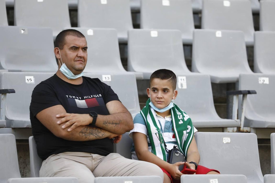 El regreso masivo del público a la grada del Arcángel en el Córdoba CF - Cádiz B, en imágenes