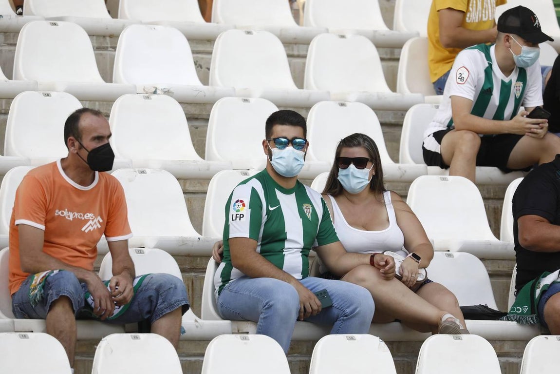 El regreso masivo del público a la grada del Arcángel en el Córdoba CF - Cádiz B, en imágenes