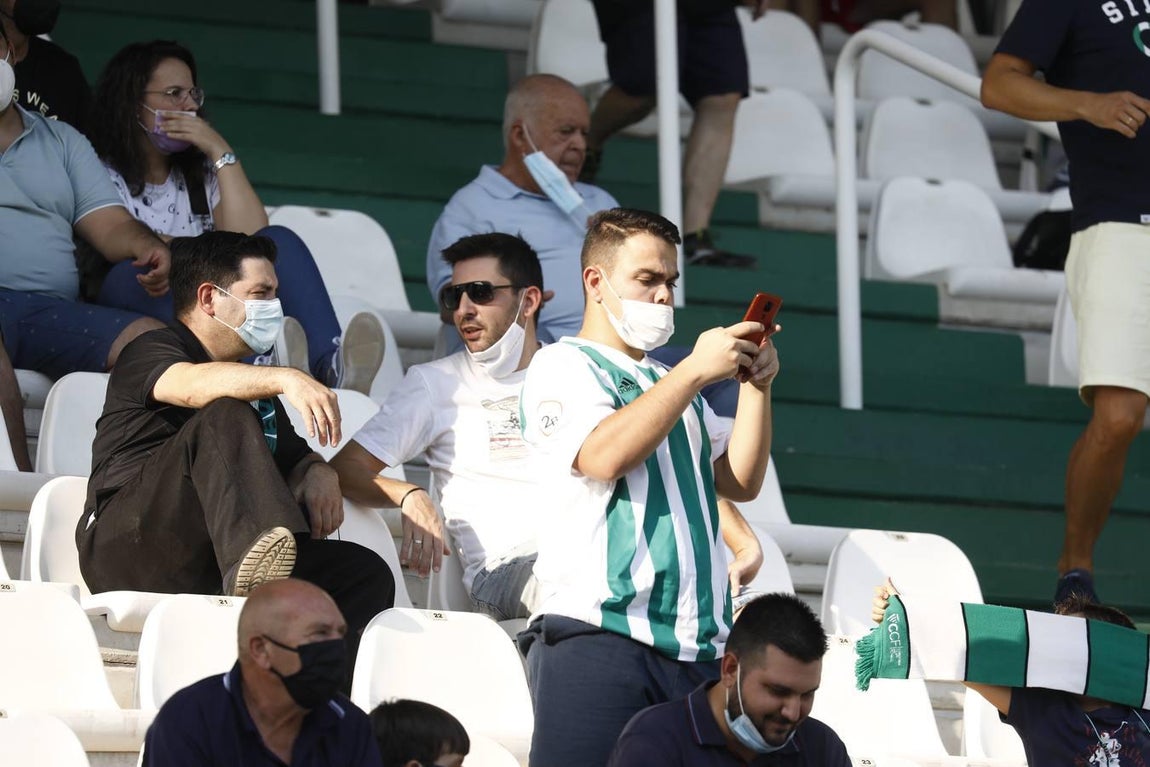 El regreso masivo del público a la grada del Arcángel en el Córdoba CF - Cádiz B, en imágenes