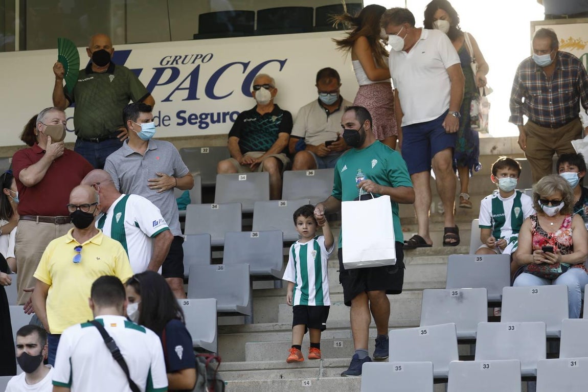 El regreso masivo del público a la grada del Arcángel en el Córdoba CF - Cádiz B, en imágenes